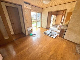 【居間・リビング】 | 下野町１丁目　中古戸建 | 南東向き日当たり良好！たっぷりの陽光に包まれる明るい住まいに気持ち