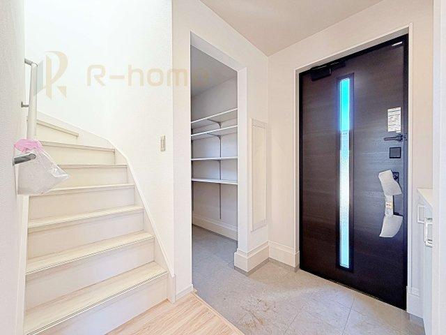 土浦市真鍋9期　新築戸建て　1号棟の玄関|玄関には便利なシューズインクローゼットを設置。アウトドア用品やベビーカーなどの収納に役立ちますね♪