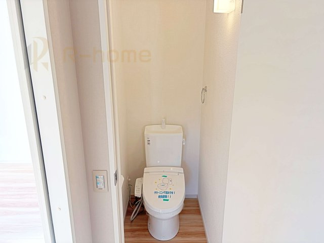 土浦市真鍋9期　新築戸建て　1号棟のトイレ|温水洗浄便座付きのトイレ。
トイレが２ヵ所設置で朝の忙しい時間でも安心です。