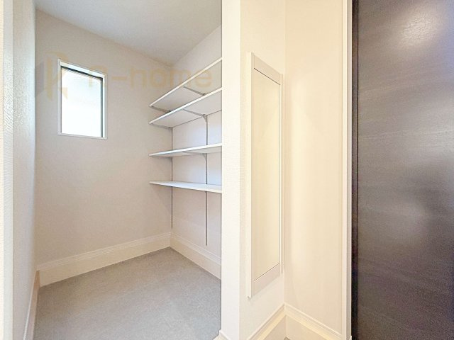 土浦市真鍋9期　新築戸建て　1号棟の玄関|整理しやすい可動棚付きシューズインクローゼット！便利な玄関ミラー付き♪