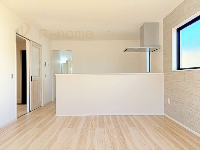 土浦市真鍋9期　新築戸建て　1号棟のキッチン|対面式で会話をしながら家事ができます♪コンロ前も壁がない嬉しい仕様！