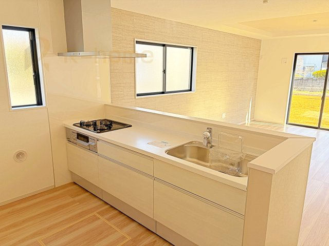 土浦市真鍋9期　新築戸建て　1号棟のキッチン|料理をしながら家族とコミュニケーションが取れる対面式システムキッチン。