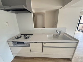 【キッチン】 | コンツェルトパーク古江（古江駅）【リフォーム済・中古マンション】 | 10.6帖リビングにつながる6畳和室☆ホッとくつろぐ空間です☆