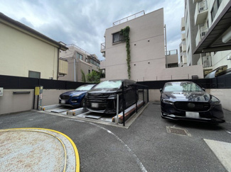【駐車場】 | マンションの駐車場スペース。空きの有無や駐車料金、サイズ規定などについては、改めてお問い合わせください。～即日のご見学可能～　お問合せはお気軽にどうぞ。