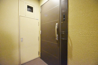 【その他共用部分】 | ダブルロック式の玄関ドアが皆様をお出迎え。お部屋のセキュリティの観点からも、うれしい設備ですね。玄関の色もシックで良い感じです。～即日のご見学可能～　お問合せはお気軽にどうぞ。
