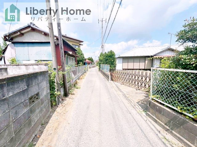 石岡市若宮4丁目　中古戸建の前面道路含む現地写真
