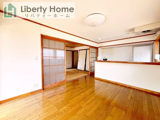 石岡市若宮4丁目　中古戸建の居間・リビング