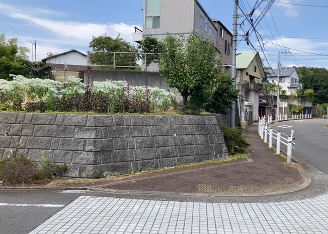 【外観】 | 土地購入を検討されている場合、境界杭がない状態で購入してしまうと境界確定測量をする必要があり、費用がかかります。購入の前に、売主、隣土地所有者立ち合いのもと境界を確定し境界杭を設置するのがベストです。
