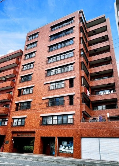 ライオンズマンション泊の外観