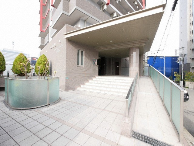 大阪市浪速区幸町３丁目の賃貸マンションのエントランス