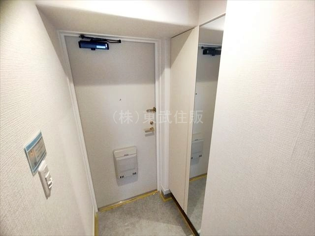 【玄関】 | ナイスアーバン志木 | お出かけ前のチェックに便利なミラー付きです
