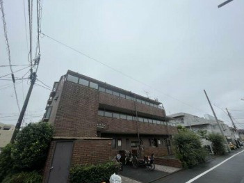 【外観】 | カサデピノ | 鉄筋コンクリート造のがっちりとした建物。