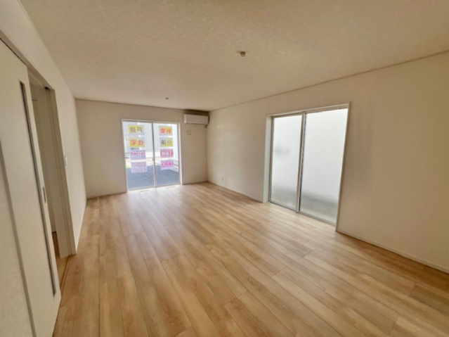 花巻市石鳥谷町上口　第5の居間・リビング|白い壁の部屋は、明るく開放的な雰囲気をつくり広く感じられるのが魅力です