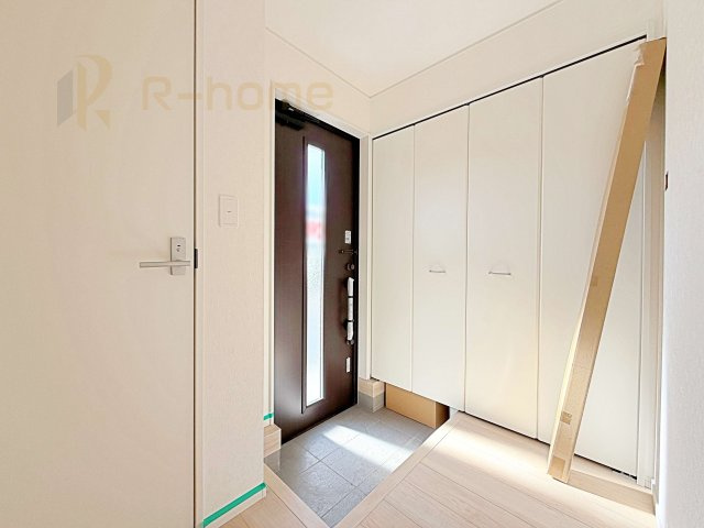 筑西市下川島第2　新築戸建て　2号棟の玄関|気持ちよくご家族やゲストを送迎できる穏やかな雰囲気の玄関♪大きな下駄箱で玄関廻りスッキリ♪