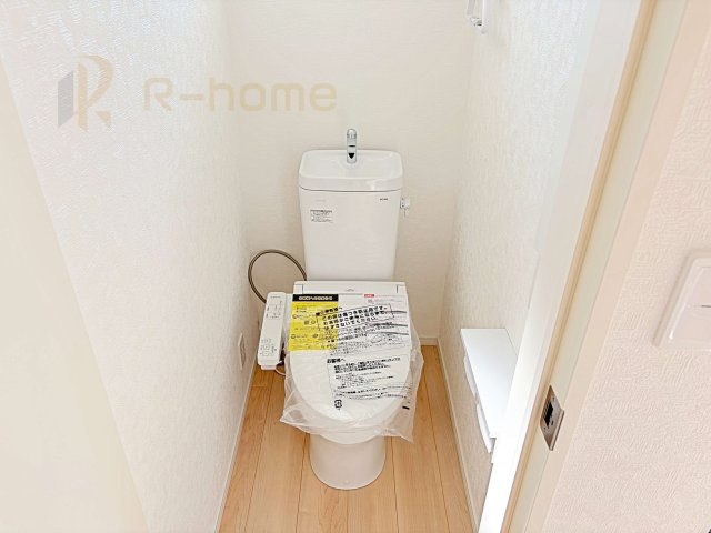 筑西市下川島第2　新築戸建て　2号棟のトイレ|温水洗浄便座付きのトイレ。
トイレが２ヵ所設置で朝の忙しい時間でも安心です。
