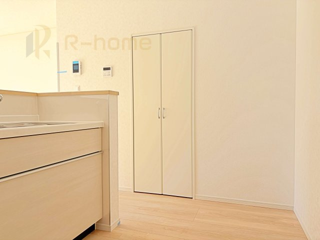 筑西市下川島第2　新築戸建て　2号棟の収納|掃除道具などの収納に便利なリビング収納♪