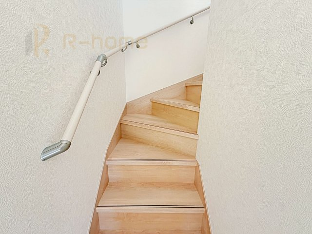 筑西市下川島第2　新築戸建て　2号棟の内装|手すりのついた階段！小さなお子様の利用も一安心です♪