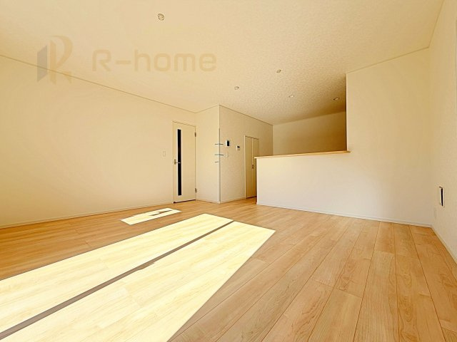 筑西市下川島第2　新築戸建て　2号棟の居間・リビング|広くて明るいＬＤＫ♪ ゆったりくつろげるリビングスペースで、ご家族皆様の笑顔が溢れます。
