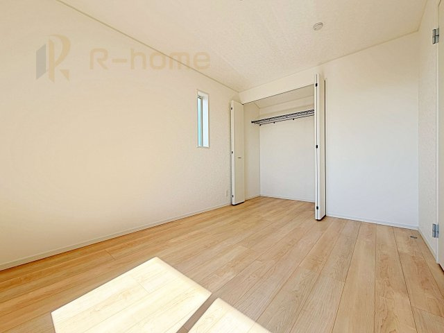 筑西市下川島第2　新築戸建て　2号棟の洋室|どんな部屋家具も合わせやすいシンプルな洋室！
たっぷりの日差しと心地よい風が舞い込む住まい♪