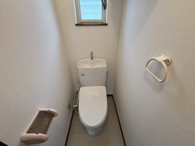 【トイレ】 | 野庭町戸建 | 窓付のトイレ※温水洗浄便座は残置物、設備保証はありません