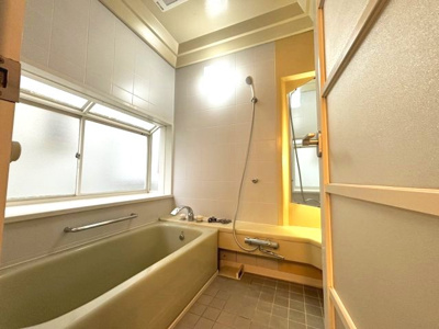 【浴室】 | 野庭町戸建 | 大きな窓付の浴室