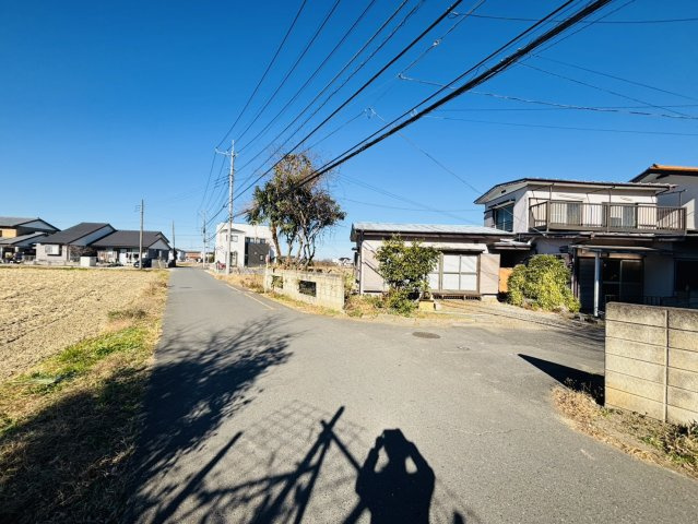 敷地面積53.4坪！　売地　狭山市下奥富の前面道路含む現地写真|角地！西側公道約5.8ｍ、南側私道約4ｍ（位置指定道路）日当たり良好♪現地（2025年12月）撮影