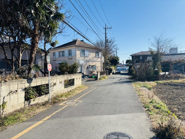 敷地面積53.4坪！　売地　狭山市下奥富の前面道路含む現地写真|使い勝手のよい角地♪接道幅が広くお車の出し入れもラクラクです♪現地（2025年12月）撮影