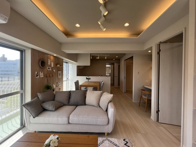 オシャレリノベと、眺望のコラボ！【ライオンズマンション川崎】の居間・リビング