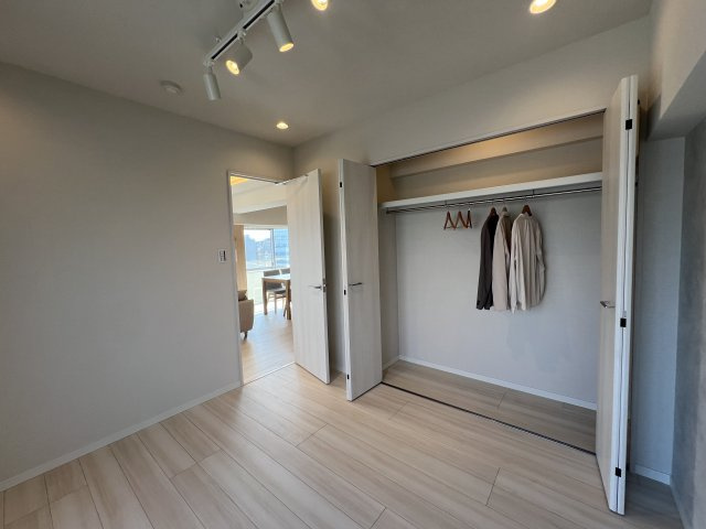 オシャレリノベと、眺望のコラボ！【ライオンズマンション川崎】の洋室|個人の部屋や寝室として使える洋室です