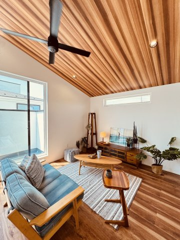 Living with California Style Ｂ棟― 湘南で、自分らしく。の居間・リビング