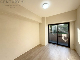 子供部屋…創造性や成長を促す遊びの空間を提供。学習や趣味に集中できる環境を整えます。個別のプライベートスペースは自己表現と自立心を育み、心地よい睡眠環境を整えリラックスできる場所を提供。