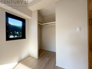 ウォークインクローゼットは、歩いて入れるタイプの収納スペースで、衣類や小物を整理しやすいのが特徴です。一般的なクローゼットよりも広く、収納力が高いため、家の中をすっきり保つのに役立ちます。