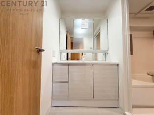 化粧品や洗顔料、歯ブラシなどの必需品をまとめて置ける収納スペースがあり、使用するたびに取り出す手間が省けます。また、水回りのため、濡れても大丈夫な素材が使用されており、お手入れが簡単です。