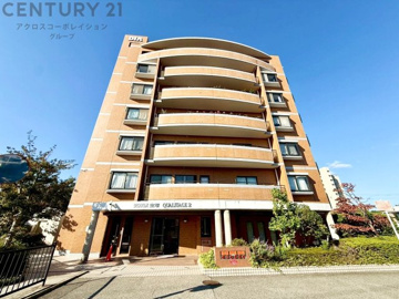 エントランスにはオートロックが付いておりセキュリティー面も安心。小学校が徒歩10分圏内と近く親御さんも安心。