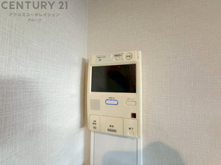 訪問者が来たときにテレビ画面で確認できるため、安心してドアを開けられます。録画機能があるものもあり、留守中に来訪者を記録しておくことができます。利便性が高く、セキュリティ面でも安心です。