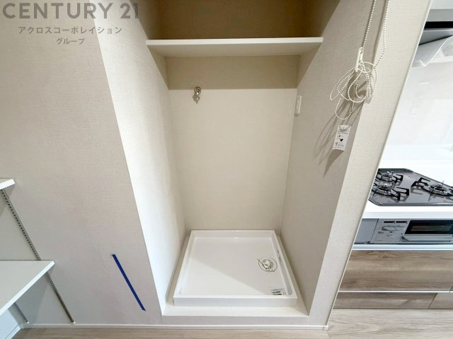 洗濯物の仕分け作業がしやすく、整理整頓が容易になります。洗濯音や湿気を他の部屋に持ち込まず、生活環境を快適に保ちます。上部を活用すれば収納スペースを確保でき洗剤や洗濯用品の整理もしやすくなります。