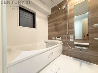 気密性と断熱性に優れ、外気の影響を受けにくく、浴室内の温度を一定に保ちやすいです。特に冬場は、暖房効率が高まり、快適なバスタイムを過ごせます。