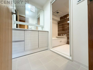 衣服の収納や脱ぎ着や整理整頓がしやすく、湿った衣類を乾燥させるスペースがありカビや臭いの発生を防ぎます。床の汚れを他の部屋に持ち込まず清潔を保つことができます。また快適な入浴環境の整備にも役立ちます。