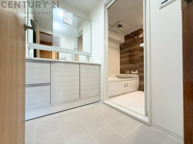 衣服の収納や脱ぎ着や整理整頓がしやすく、湿った衣類を乾燥させるスペースがありカビや臭いの発生を防ぎます。床の汚れを他の部屋に持ち込まず清潔を保つことができます。また快適な入浴環境の整備にも役立ちます。