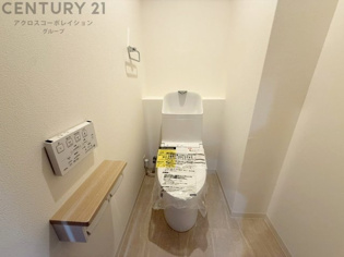 温水洗浄便座付トイレは温水洗浄機能により、暖かい水でおしりを洗浄することができ、冷たい水を使う従来の便座に比べ、温水洗浄機能で暖かいトイレを提供し、快適な使用を可能にします。