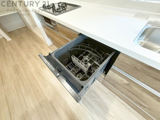 食器洗浄乾燥機は手洗いに比べて時間や労力を節約できます。また、高温のお湯で洗浄されるため、雑菌や細菌を殺菌する効果もあります。さらに、乾燥機能があるため、手で拭く手間も省け衛生的に保管できます。