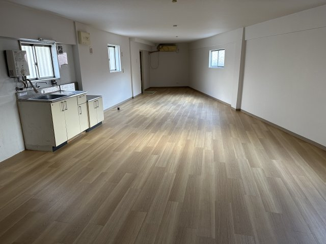 丸山町　三角ハイツ（倉庫）の居間・リビング|使いやすいリビングです