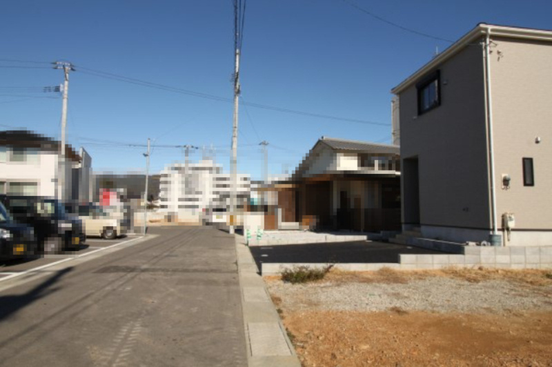 中須賀町　新築戸建　1号棟（第2）の前面道路含む現地写真