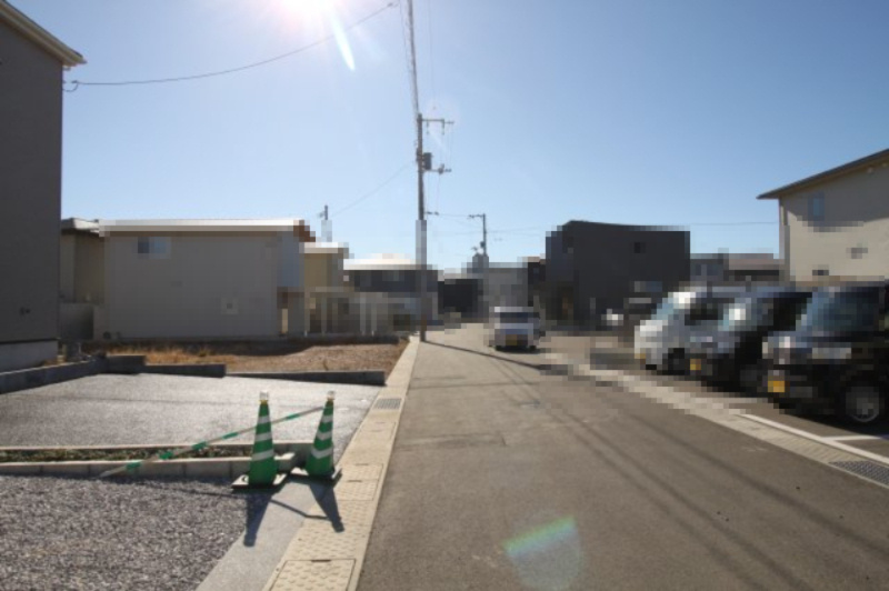 中須賀町　新築戸建　1号棟（第2）の前面道路含む現地写真