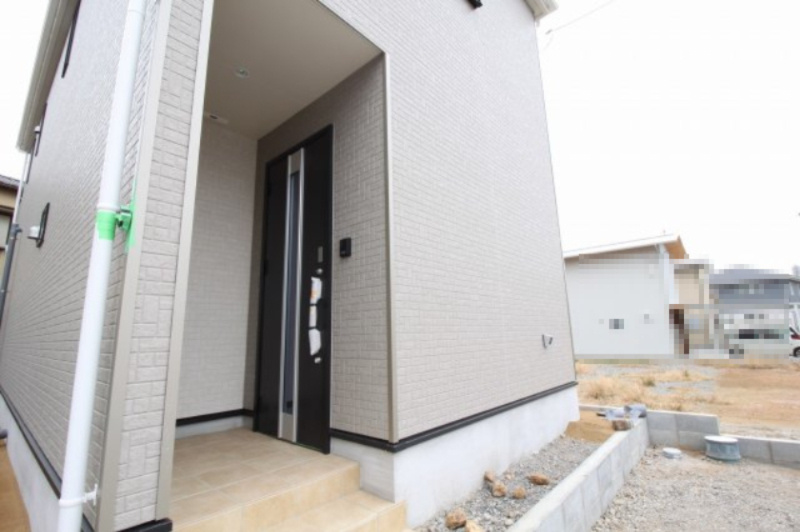 中須賀町　新築戸建　1号棟（第2）の玄関