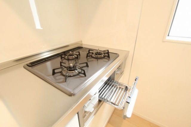中須賀町　新築戸建　1号棟（第2）のキッチン|３口コンロ＆グリル