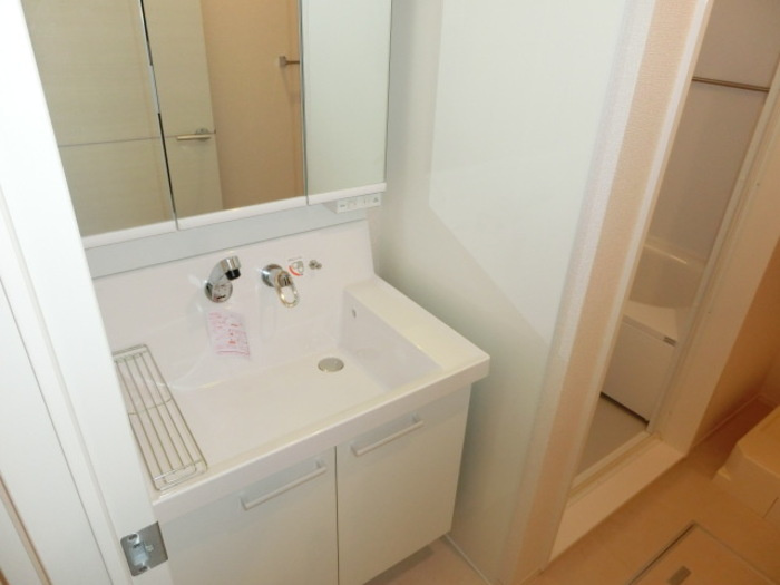 サニースワンⅡの独立洗面台|三面鏡付洗面化粧台