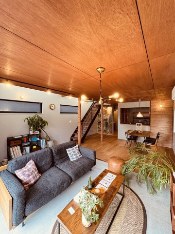 Wood × Light × Freedom B棟 ― 西鎌倉キャビンスタイルの居間・リビング