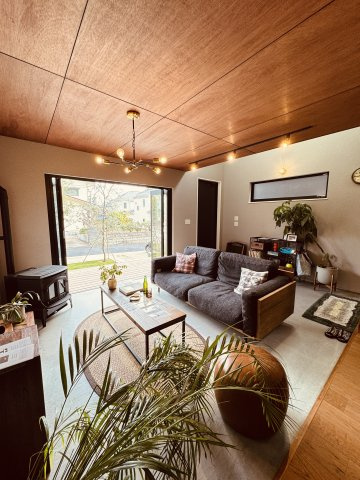 Wood × Light × Freedom B棟 ― 西鎌倉キャビンスタイルの居間・リビング