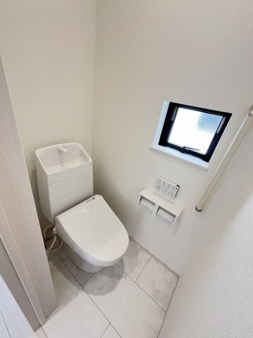 【内装】 | 福岡市東区香住ヶ丘5丁目第1　A号棟（全6棟）【仲介手数料無料・0円】 | 施工例。1階のトイレです。施工例は完成時と異なる場合があります。